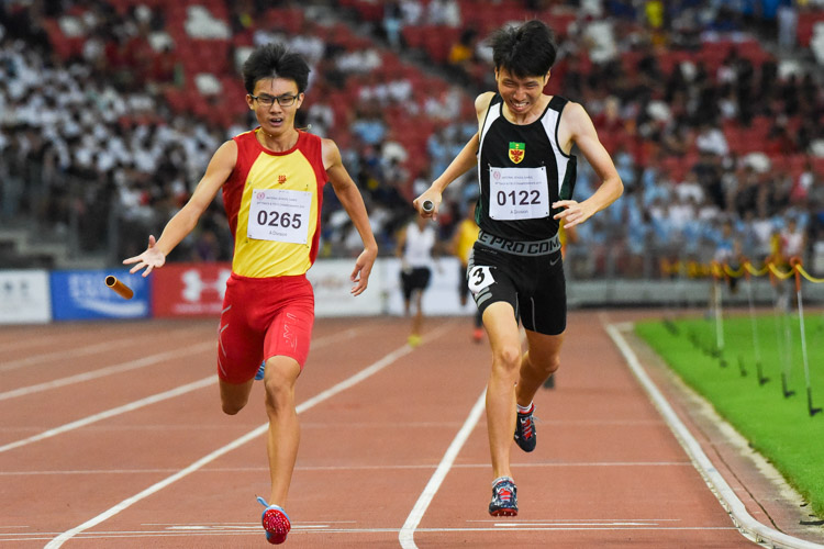 RI's Marcus Tan (#122) pips HCI's Sin Ming Wei (#265) to the finish line by 0.02s, clinching the A Division boys' 4x400m relay gold for RI in 3:27.94 against HCI's 3:27.96. (Photo 1 © Iman Hashim/Red Sports)