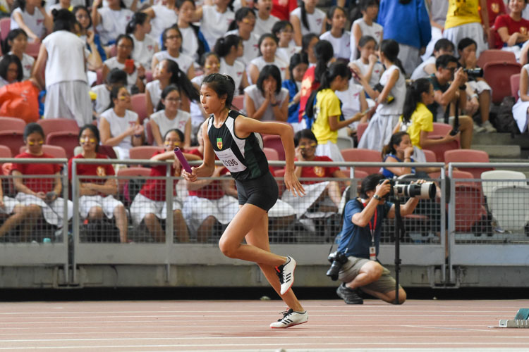 RI's Nicole Chua starts the first leg in the A Division girls' 4x400m relay. (Photo 1 © Iman Hashim/Red Sports)
