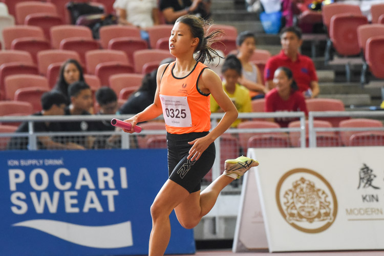 SSP's long jumper Rachel Cheong runs the first leg in the A Division girls' 4x400m relay. (Photo 1 © Iman Hashim/Red Sports)