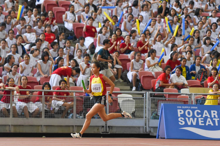 HCI's Toh Pei Xuan runs the first leg in the A Division girls' 4x400m relay. (Photo 1 © Iman Hashim/Red Sports)