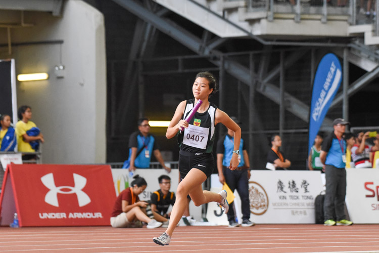 RI's Nicole Lim runs the third leg in the A Division girls' 4x400m relay. (Photo 1 © Iman Hashim/Red Sports)