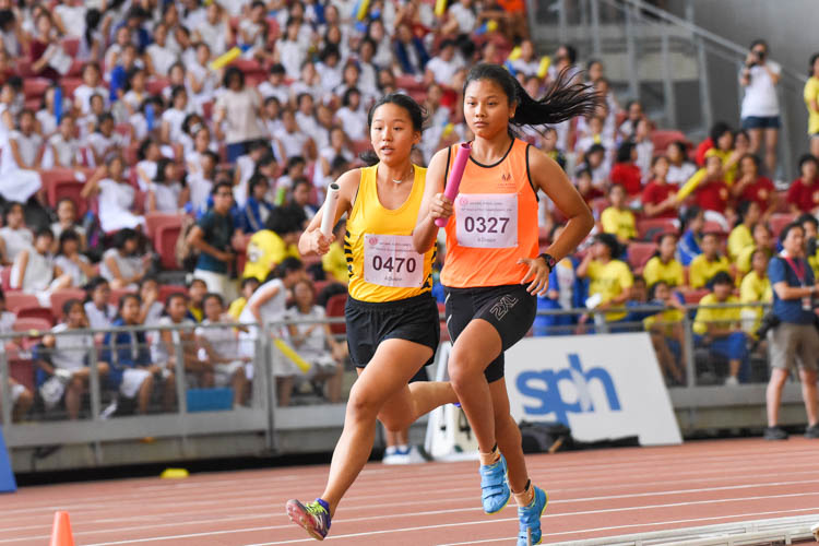 SSP hurdler Palada Tang (#327) and VJC's Amanda Wong (#470) run the third leg in the A Division girls' 4x400m relay. (Photo 1 © Iman Hashim/Red Sports)