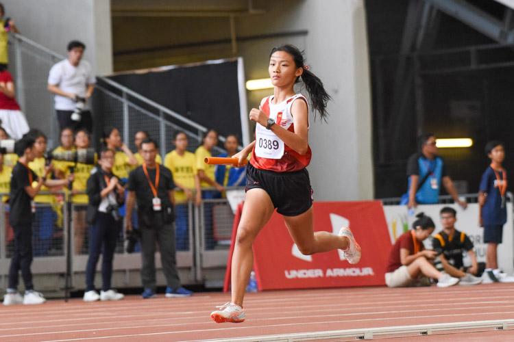 NJC's Theresa Lam on the third leg in the A Division girls' 4x400m relay. (Photo 1 © Iman Hashim/Red Sports)