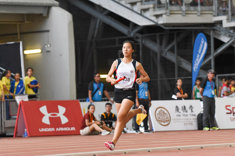 Dunman High's Lam Si Kai on the third leg in the A Division girls' 4x400m relay. (Photo 1 © Iman Hashim/Red Sports)