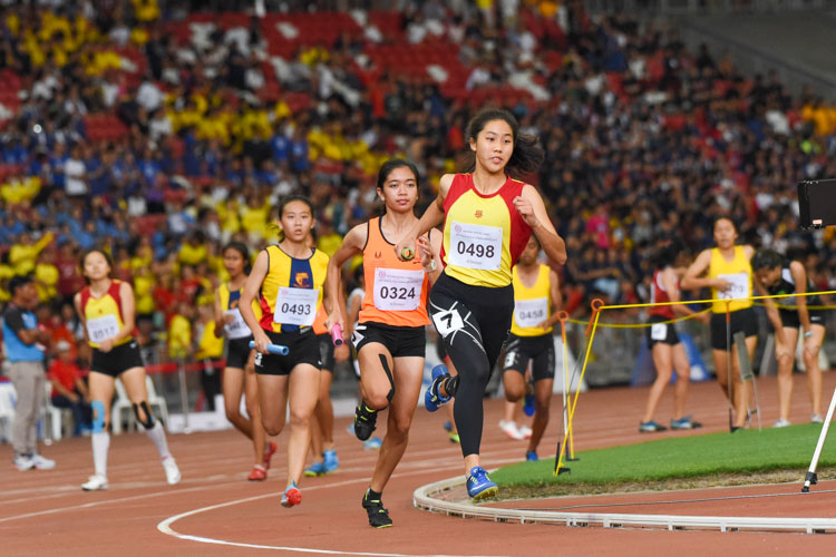 HCI's 400m hurdles champ Amanda Ashley Woo (#498), SSP's 400m champ Diane Hilary Pragasam (#324) and ACJC's 800m champ Phoebe Tay (#493) on the anchor leg in the A Division girls' 4x400m relay. (Photo 1 © Iman Hashim/Red Sports)