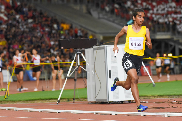 VJC's 100m silver medalist Kathya Kodikara (#458) on the anchor leg in the A Division girls' 4x400m relay. (Photo 1 © Iman Hashim/Red Sports)