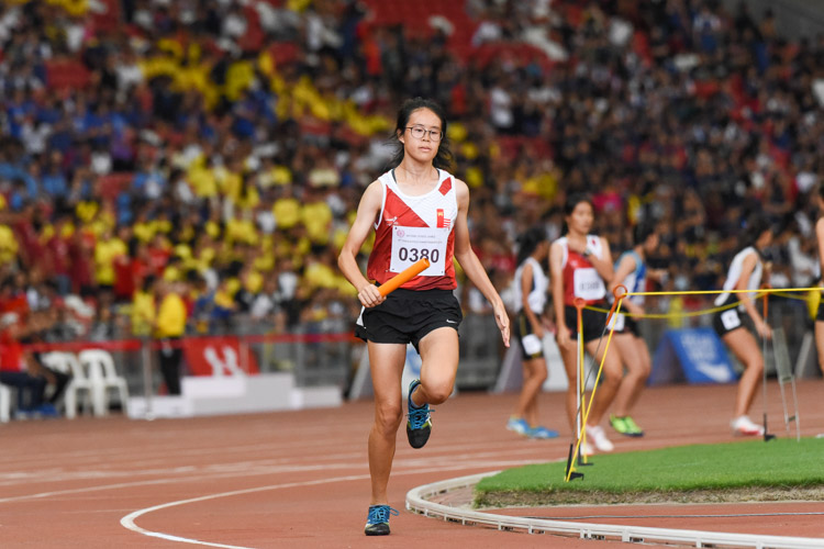 NJC's Clarissa Lim on the anchor leg in the A Division girls' 4x400m relay. (Photo 1 © Iman Hashim/Red Sports)