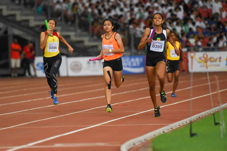 RI's Grace Shani Anthony (#399), SSP's Diane Hilary Pragasam (#324) and HCI's Amanda Ashley Woo (#498) in a tight battle on the anchor leg of the A Division girls' 4x400m relay. Their teams finished first, second and third respectively, with only 1.51 seconds separating the gold and bronze timings. (Photo 1 © Iman Hashim/Red Sports)