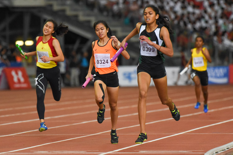 RI's Grace Shani Anthony (#399), SSP's Diane Hilary Pragasam (#324) and HCI's Amanda Ashley Woo (#498) in a tight battle on the anchor leg of the A Division girls' 4x400m relay. Their teams finished first, second and third respectively, with only 1.51 seconds separating the gold and bronze timings. (Photo 1 © Iman Hashim/Red Sports)