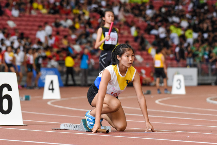NYGH's Bernice Liew gets ready to run the first leg of the B Division girls' 4x400m relay. (Photo 1 © Iman Hashim/Red Sports)
