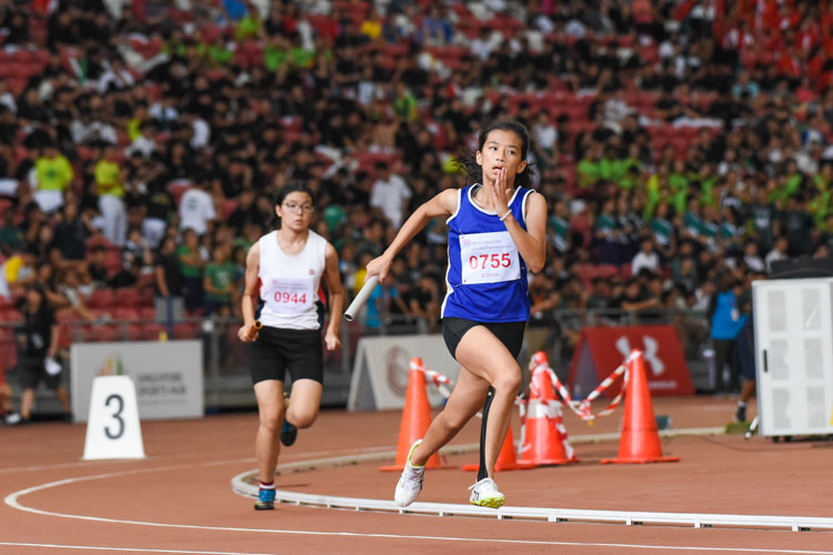 CHIJ (Toa Payoh)'s Lim Min Er (#755) runs the first leg in the B Division girls' 4x400m relay. (Photo 1 © Iman Hashim/Red Sports)