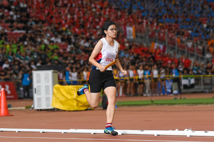 Dunman High's Sheryl Sim (#944) runs the first leg in the B Division girls' 4x400m relay. (Photo 1 © Iman Hashim/Red Sports)