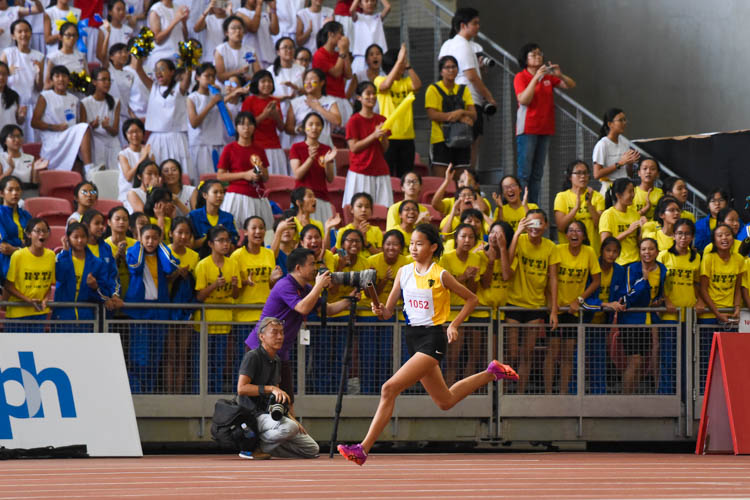 NYGH's Elsie Woo (#1052) on the second leg of the B Division girls' 4x400m relay. (Photo 1 © Iman Hashim/Red Sports)