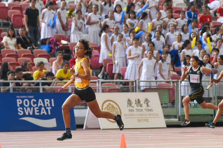 Cedar Girls' Claudia Tang on the second leg of the B Division girls' 4x400m relay. (Photo 1 © Iman Hashim/Red Sports)