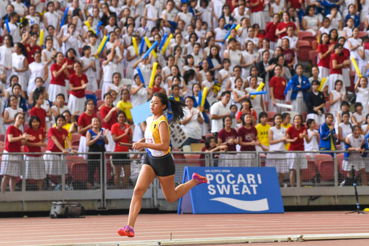 NYGH's Wu Shu Han on the third leg of the B Division girls' 4x400m relay. (Photo 1 © Iman Hashim/Red Sports)