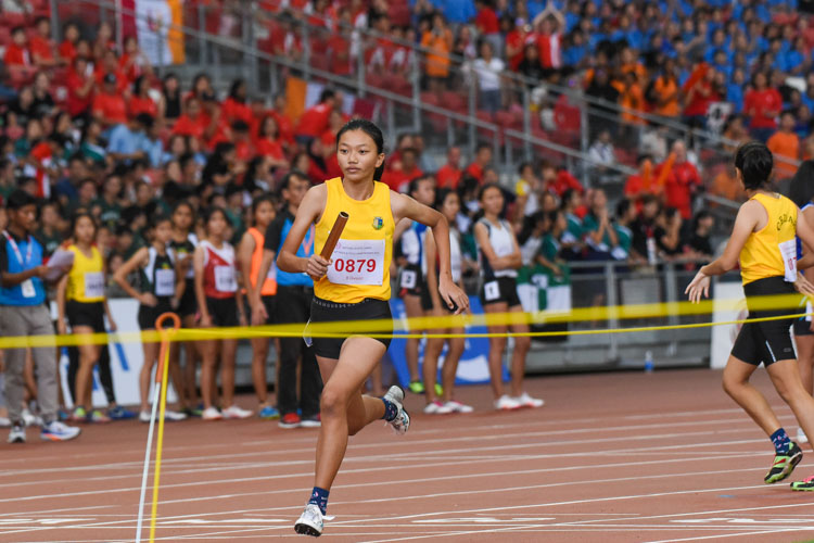 Cedar Girls' Felicia Sng anchors her team in the B Division girls' 4x400m relay. They finished in third place. (Photo 1 © Iman Hashim/Red Sports)