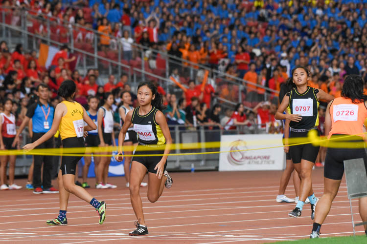 Crescent Girls' Tong Yan Yee anchors her team in the B Division girls' 4x400m relay. They finished in fourth place. (Photo 1 © Iman Hashim/Red Sports)