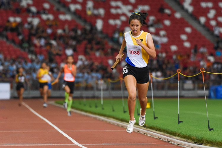 NYGH's Elizabeth-Ann Tan anchors her team to the gold in the B Division girls' 4x400m relay. (Photo 1 © Iman Hashim/Red Sports)