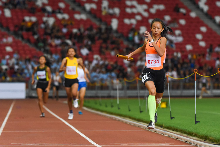 SSP's Tyeisha Khoo anchors her team to the silver in the B Division girls' 4x400m relay. (Photo 1 © Iman Hashim/Red Sports)