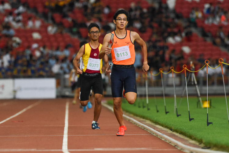 Zach Chia anchors SSP to the C Division boys' 4x400m relay gold, while Victoria School finished in second. (Photo 1 © Iman Hashim/Red Sports)