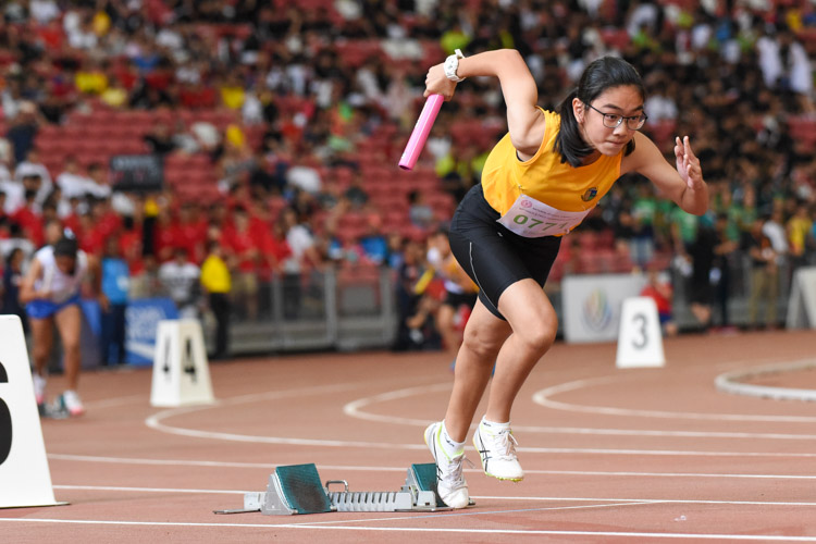 Cedar Girls' Lim Zhi Qi (#771) starts her first leg in the C Division girls' 4x400m relay. (Photo 1 © Iman Hashim/Red Sports)
