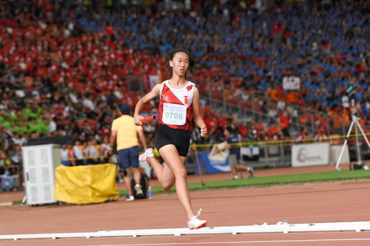 Jackie Khoo (#706) on NJC's first leg in the C Division girls' 4x400m relay. (Photo 1 © Iman Hashim/Red Sports)