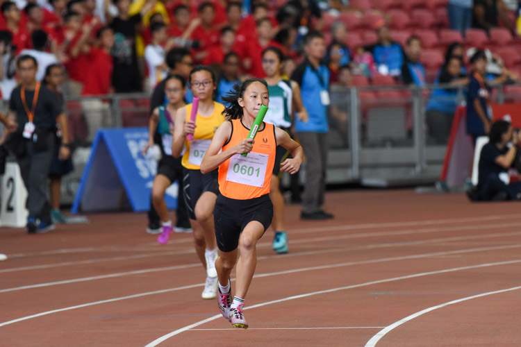 SSP's Cheyenne Lim (#601) on the second leg in the C Division girls' 4x400m relay. (Photo 1 © Iman Hashim/Red Sports)