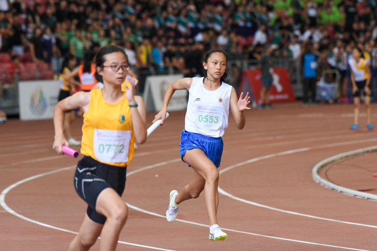 CHIJ St. Nicholas Girls' 400m champion Laura Wong (#553) and Cedar Girls' Faith Lum (#772) on the second leg in the C Division girls' 4x400m relay. (Photo 1 © Iman Hashim/Red Sports)