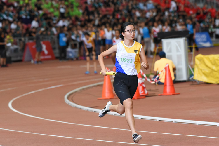 NYGH's Eunice Chin (#923) runs her leg in the C Division girls' 4x400m relay. (Photo 1 © Iman Hashim/Red Sports)