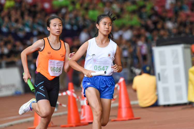 SSP's Janelle Lum (#605) and CHIJ St. Nicholas Girls' Genevieve Lim (#547) on the third leg in the C Division girls' 4x400m relay. (Photo 1 © Iman Hashim/Red Sports)