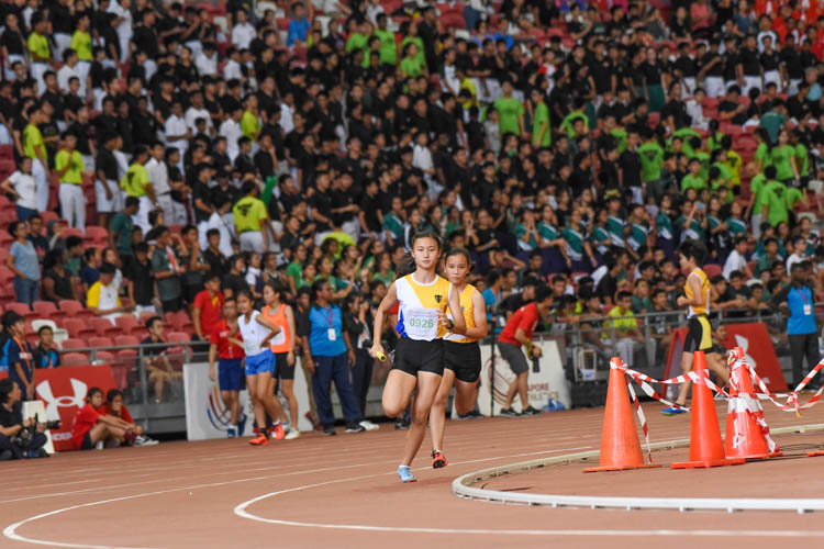NYGH's Ho Zhi Ling (#926) anchors her team to the bronze in the C Division girls' 4x400m relay. (Photo 1 © Iman Hashim/Red Sports)