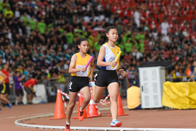 NYGH's Ho Zhi Ling (#926) anchors her team to the bronze in the C Division girls' 4x400m relay. (Photo 1 © Iman Hashim/Red Sports)
