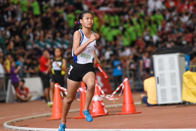 Dunman High's Kaitlyn Oh (#820) on the anchor leg in the C Division girls' 4x400m relay. (Photo 1 © Iman Hashim/Red Sports)