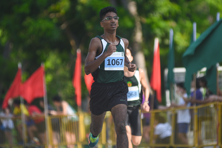 RI’s Nedunchezian Selavageethan (#1067), the track 800m-1500m champion, finished fifth in the Boys’ A Division cross country race with a time of 16:49.3. (Photo 1 © Iman Hashim/Red Sports)