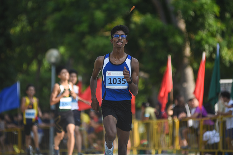 Hua Yi Secondary's Vellaichamy Karnan Tharun (#1035) finished eighth in the Boys’ A Division cross country race with a time of 17:02.2. (Photo 1 © Iman Hashim/Red Sports)