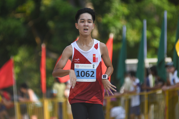 NJC’s James Chin (#1062) finished 12th in the Boys’ A Division cross country race with a time of 17:07.4. (Photo 1 © Iman Hashim/Red Sports)