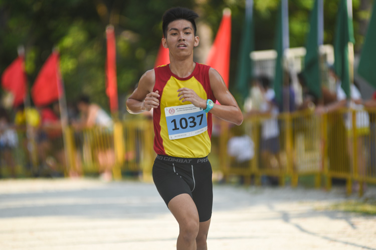 HCI’s George Lai (#1037) finished 13th in the Boys’ A Division cross country race with a time of 17:11.5. (Photo 1 © Iman Hashim/Red Sports)