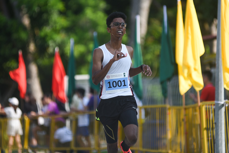 Defending champion Ruben Loganathan (#1001) of ASRJC finished 26th in the Boys’ A Division cross country race with a time of 18:01.9. (Photo 1 © Iman Hashim/Red Sports)