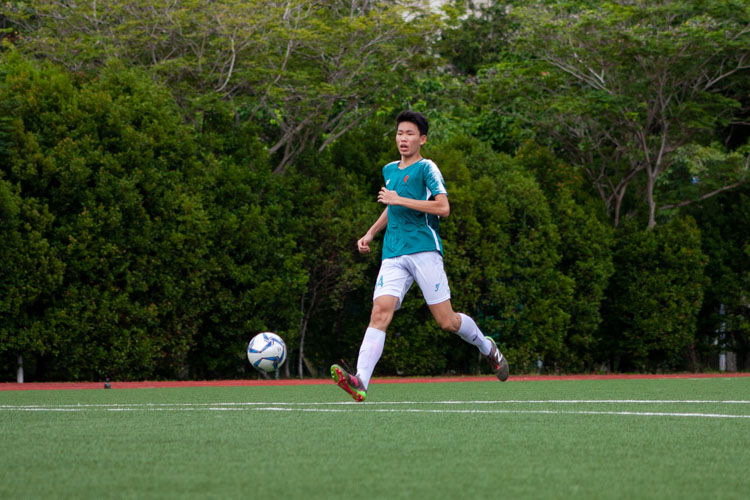 Tze Kai (ASRJC #34) passing the ball back to his goalkeeper. (Photo 10 © REDintern Jordan Lim)