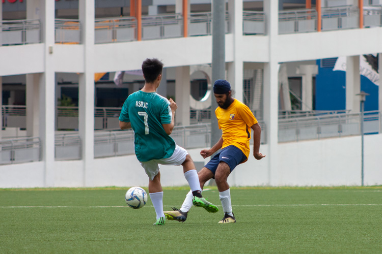 Sirjan Singh Bajaj (ACJC #17) passes the ball, with Jonathan Wee (ASRJC #7) defending against him. (Photo 13 © REDintern Jordan Lim)