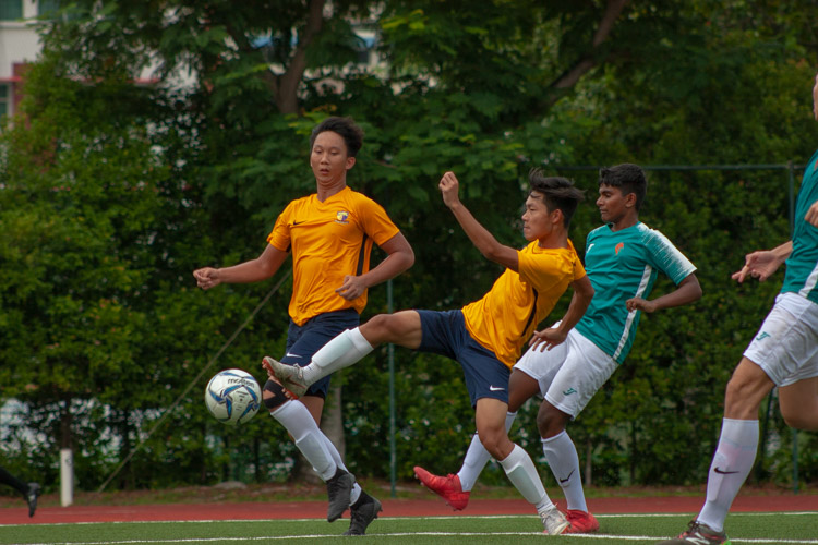 Ng Zheng Yang (ASRJC #15) lunging out to hit the ball. (Photo 3 © REDintern Jordan Lim)