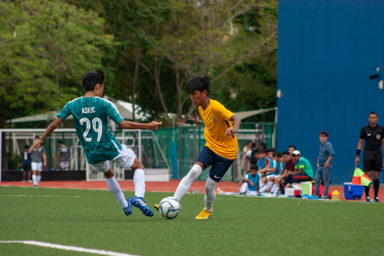 Harith Raiyan (ASRJC #11) beats Nyi Nyi Zaw (ASRJC #29) to the ball, allowing him plenty of space to play the ball. (Photo 9 © REDintern Jordan Lim)