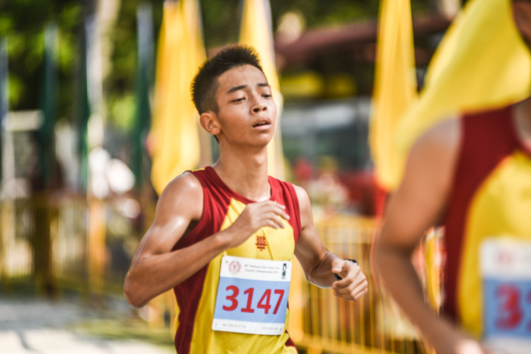 HCI's Aeron Young finished eighth in the Boys’ B Division cross country race with a time of 17:37.7. (Photo 1 © Iman Hashim/Red Sports)