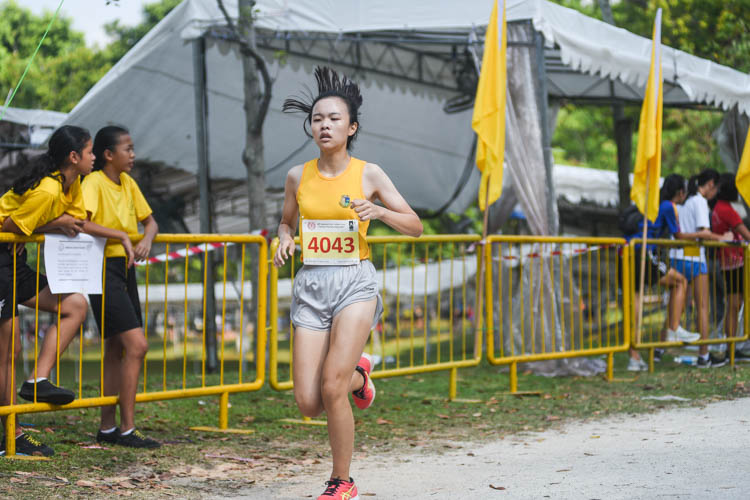 Cedar Girls’ Jolene Koh (#4043) finished 11th in the Girls’ B Division cross country race with a time of 16:40.7. (Photo 1 © Iman Hashim/Red Sports)
