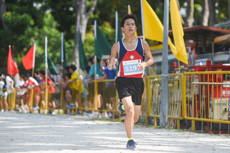 Nan Hua High School's Mervyn Ong, the recent track 800m-1500m champion, finished second in the Boys’ C Division cross country race with a time of 13:46.6. (Photo 1 © Iman Hashim/Red Sports)