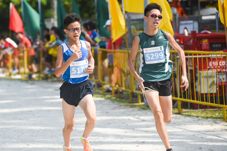 SJI's Elliot Wong (#5299) finished 12th while Maris Stella High's Edward Tay (#5178) placed 13th in the Boys’ C Division cross country race with times of 14:33.5 and 14:33.6 respectively. (Photo 1 © Iman Hashim/Red Sports)