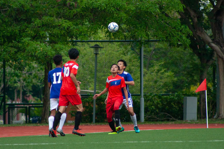 Mohamed Shakir (TMJC #2) pushes Muhammad Izdihar (YIJC #9) from behind while they both aim for the ball. (Photo 2 © REDintern Jordan Lim)