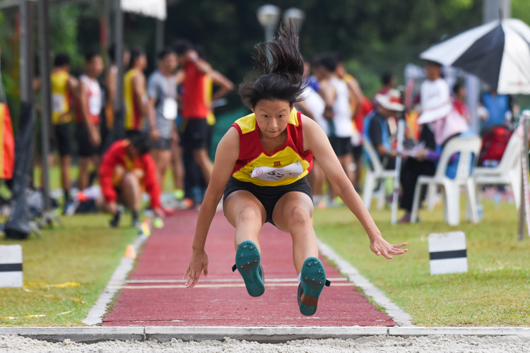 Tan Tse Teng of Hwa Chong Institution leapt 11.25 metres on her last attempt to grab the A Division girls' triple jump gold. (Photo 2 © Iman Hashim/Red Sports)