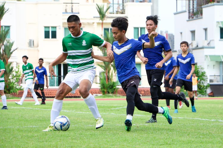 Matthew Gan (SJI #33) shields the ball under pressure from Shin Khant Min Kyi (JPJC #4) (Photo 2 © Clara Lau/REDintern)