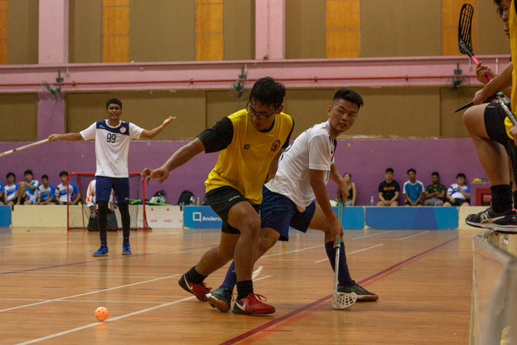 Faez Nabil (VJC #61) tussling for the ball with Shaune Chua (TMJC #23). (Photo 1 © REDintern Jordan Lim)
